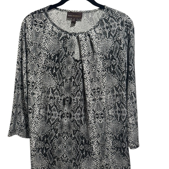 Dana Buchman Tops - Dana Buchman Snakeskin Keyhole Top M
